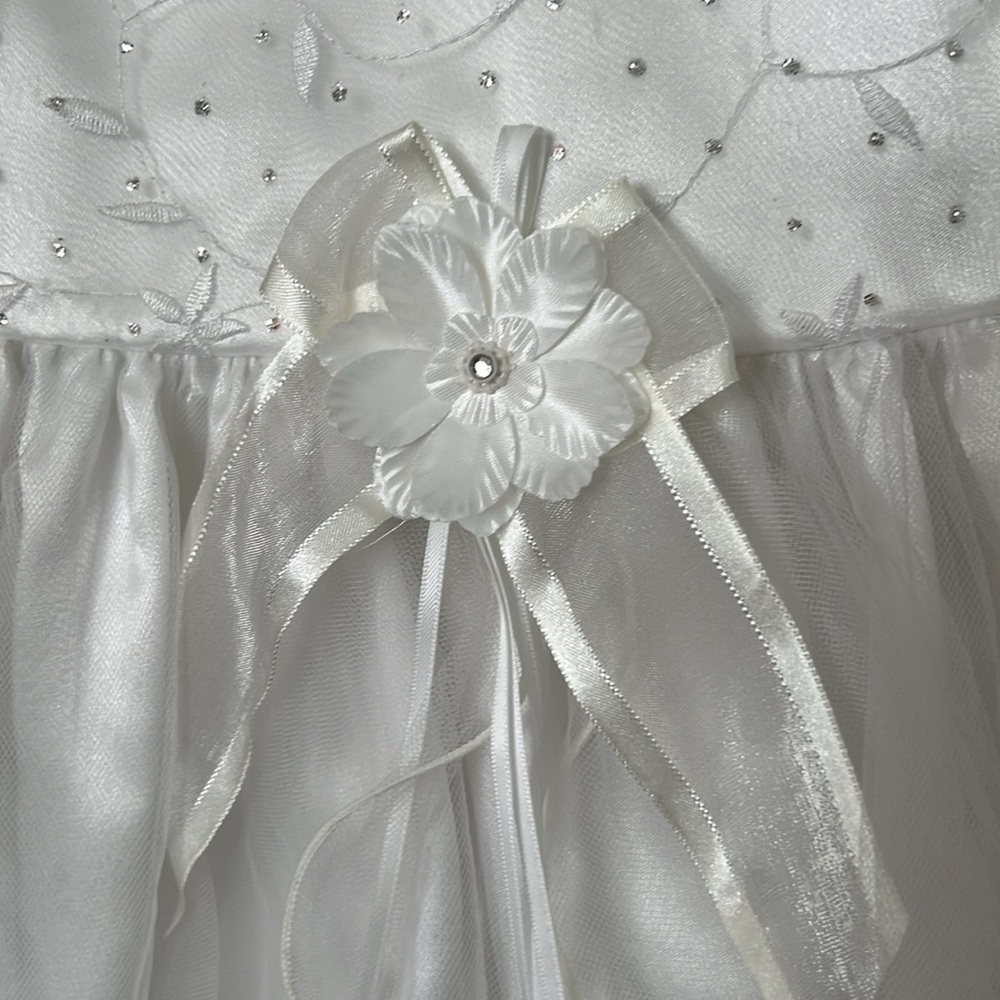 Beautiful white dress perfect for special occasion - Picture 2 of 5